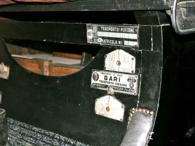 Non possono mancare carrozze d'epoca di duecento anni fa: su alcune ci sono ancora le targhe originarie a specificare l'anno esatto a cui risalgono
